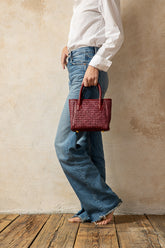 Borsa Charlotte piccola in pelle intrecciata mosto con doppi manici e tracolla removibile, prodotta da Pianigiani Bags.